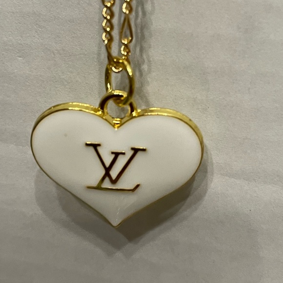 FASHION LOUIS VUITTON WHITE ENAMEL LV LOGO PULL CHARM NECKLACE 18β 14KGP CHAIN - Picture 3 of 3